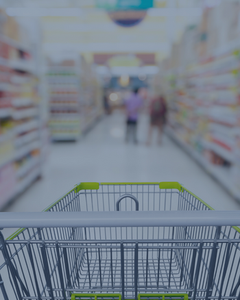 Handel Handel - Einkaufswagen im Supermarktgang