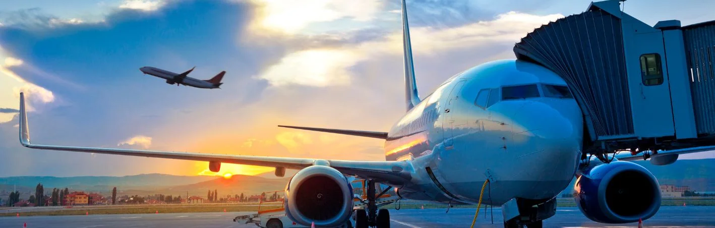 Public Flugzeug im Sonnenuntergang