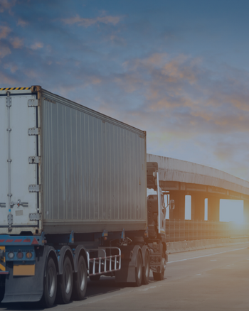 Transport und Logistik Transport und Logistik - LKW fährt in den Sonnenuntergang